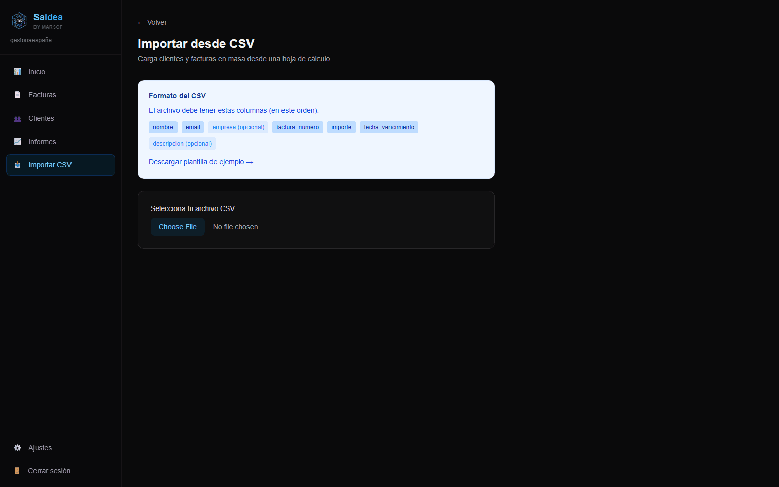 Pantalla de importación CSV de Saldea mostrando el formato esperado con columnas nombre, email, factura, importe, vencimiento